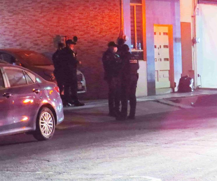 Balea a su amigo por una mujer