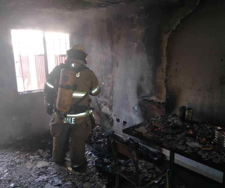 Acaba incendio con vivienda