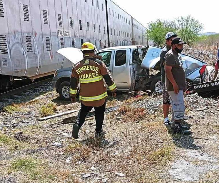Intenta ganarle el paso al tren