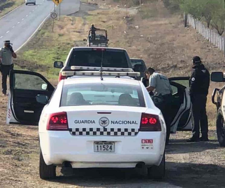 Pasea pareja en camioneta robada
