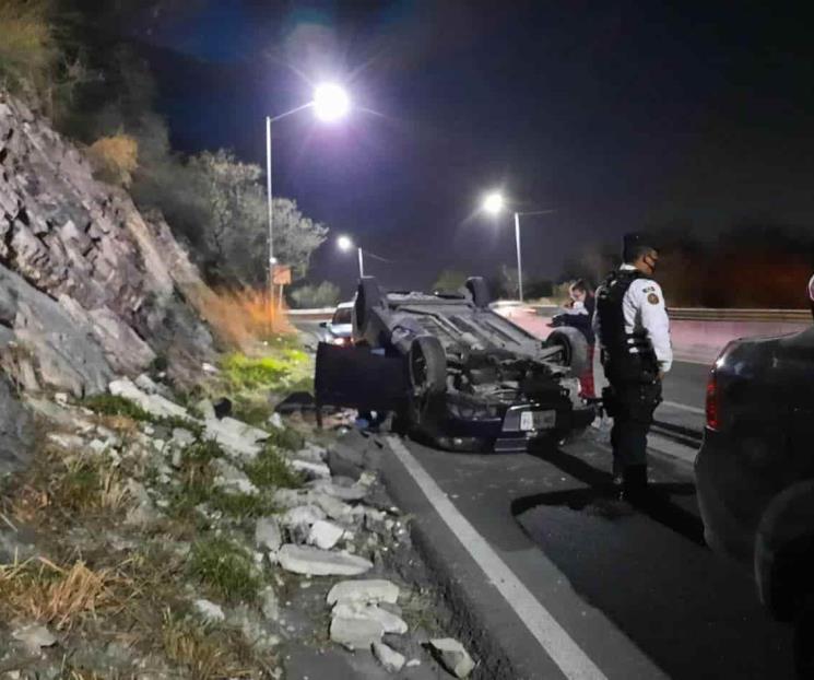 Deja doble volcadura dos lesionados