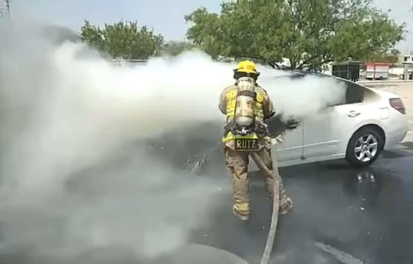 Arde su auto mientras maneja Arde su auto mientras maneja