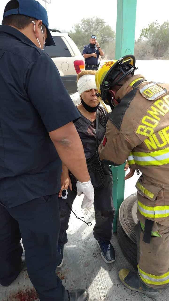 Impacta llanta a mujeres en parada de camión