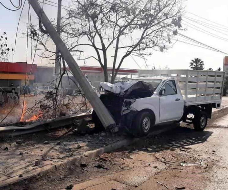 Estrella camioneta contra poste