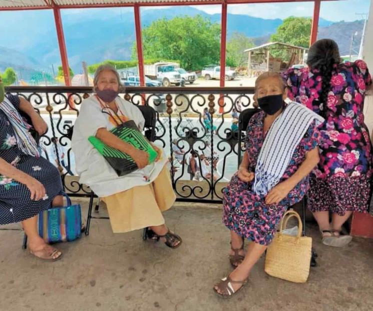 Llegaron a Yalálag primero las vacunas que el coronavirus