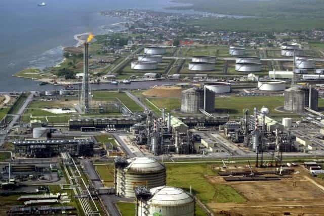 OPEP y aliados acuerdan elevar producción de crudo