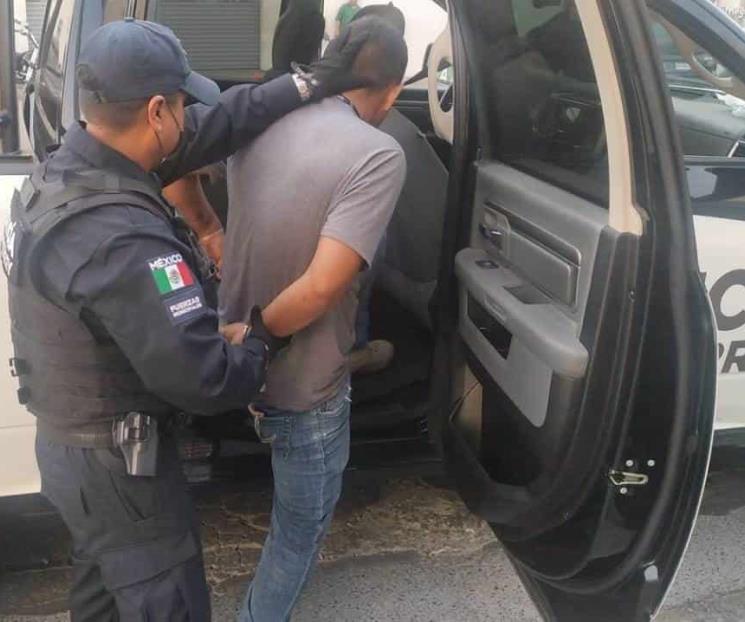 Arrestan a hombre en camioneta con reporte de robo