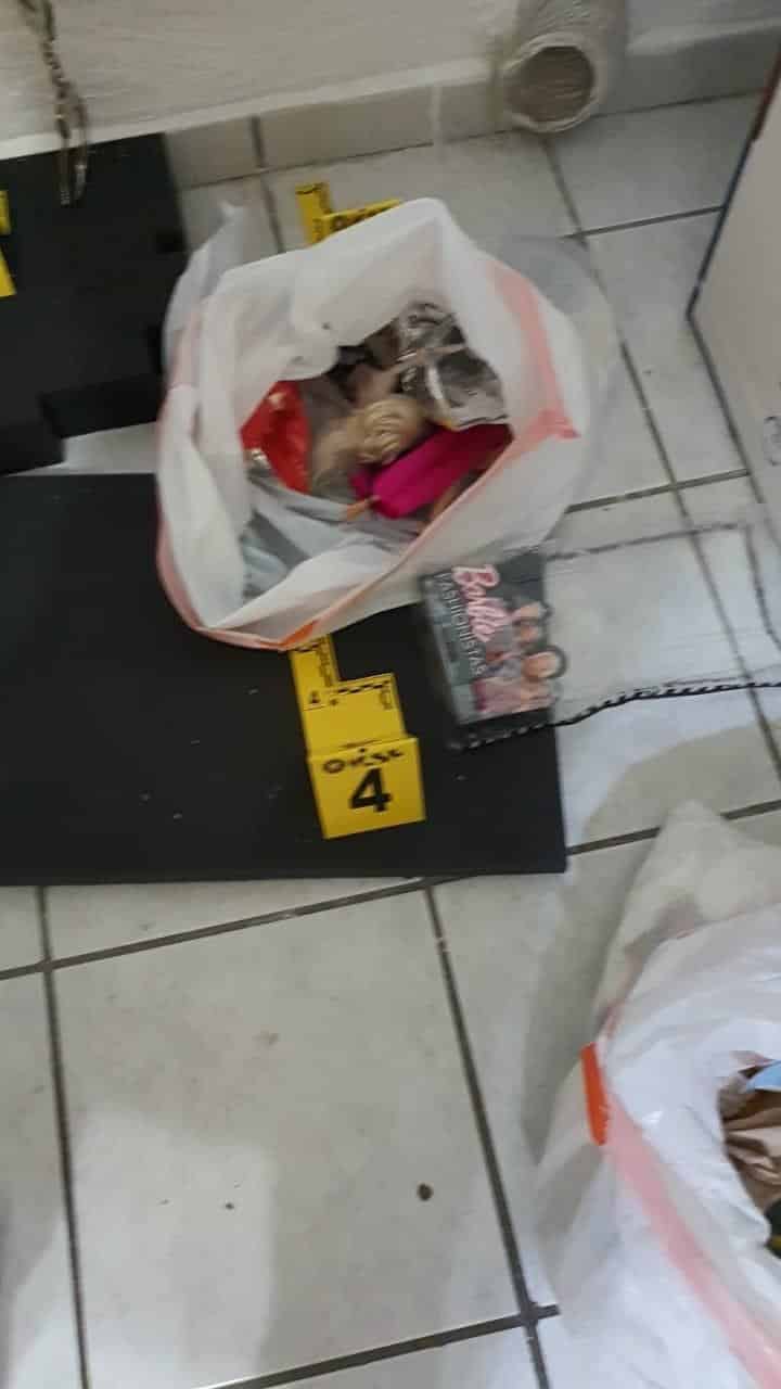 Una bolsa de plástico con diversas muñecas, unas esposas, así como diversos objetos, es lo que se aseguró en el cateo