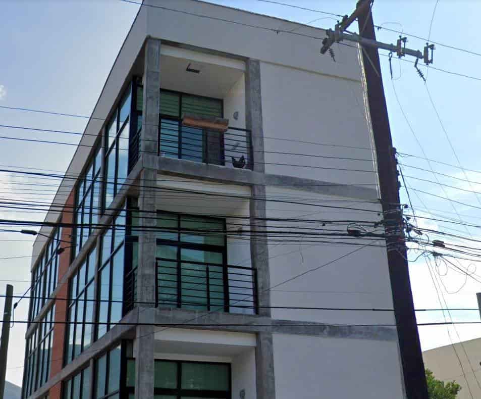 Buscan a dos delincuentes, que fueron captados en video, cuando cometieron un robo en un edificio de San Pedro