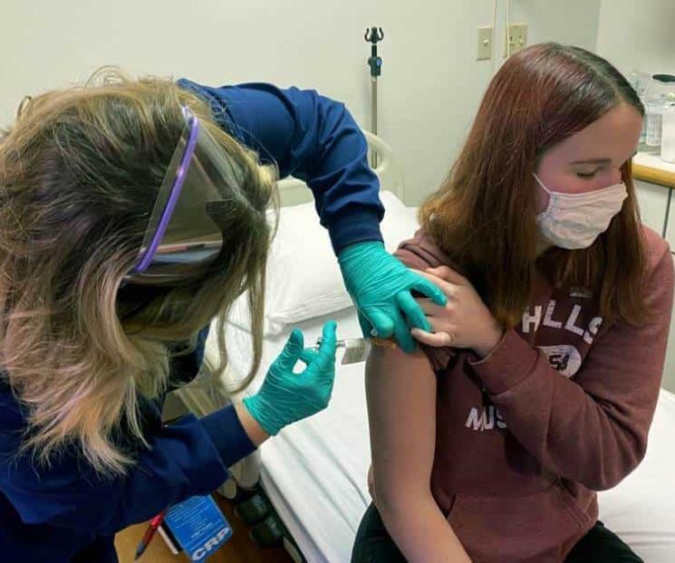 Vacuna contra COVID-19 protege a mayores de 12 años