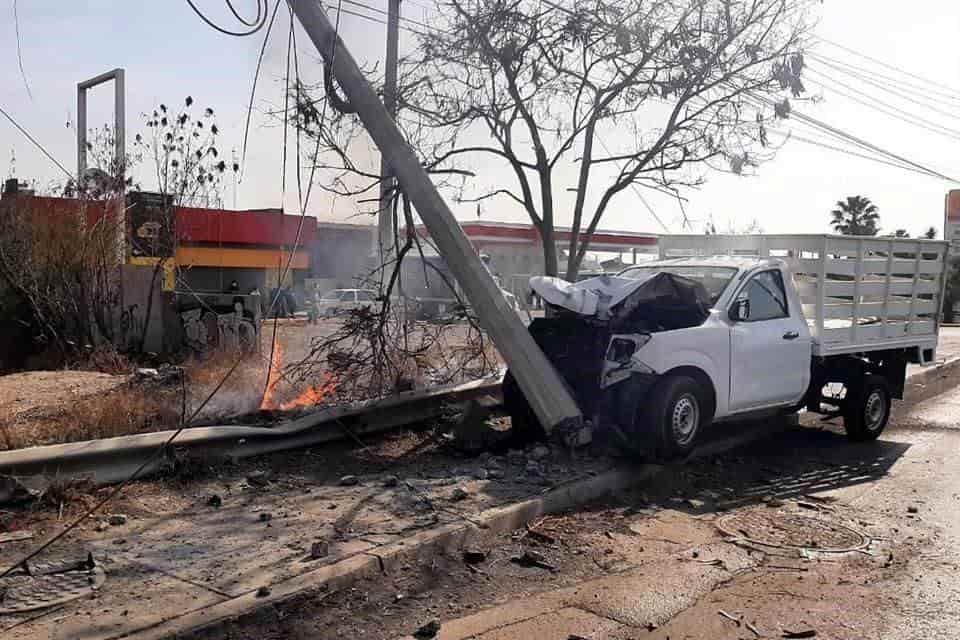 Terminó con lesiones de consideración, al estrellar su camioneta contra un poste de concreto