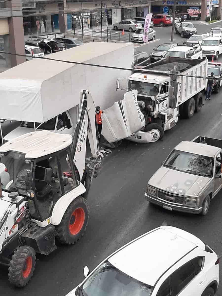 El camión torton cargado con siete toneladas de arena, se estrelló por alcance contra una retroexcavadora
