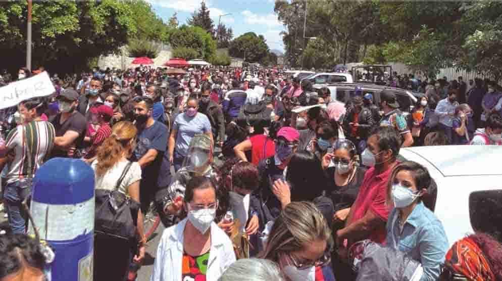 Exigen vacuna médicos privados