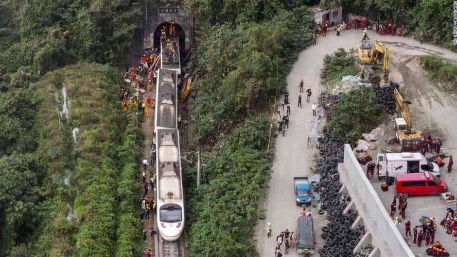 Se descarrila tren en Taiwán con al menos 300 pasajeros