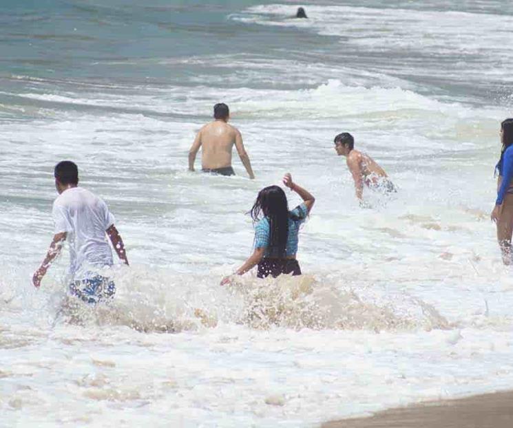 Turistas hacen hasta fila para acceder a playas de Oaxaca Turistas hacen hasta fila para acceder a playas de Oaxaca