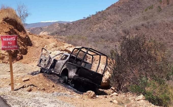 Emboscan y calcinan a tres policías en Oaxaca Emboscan y calcinan a tres policías en Oaxaca