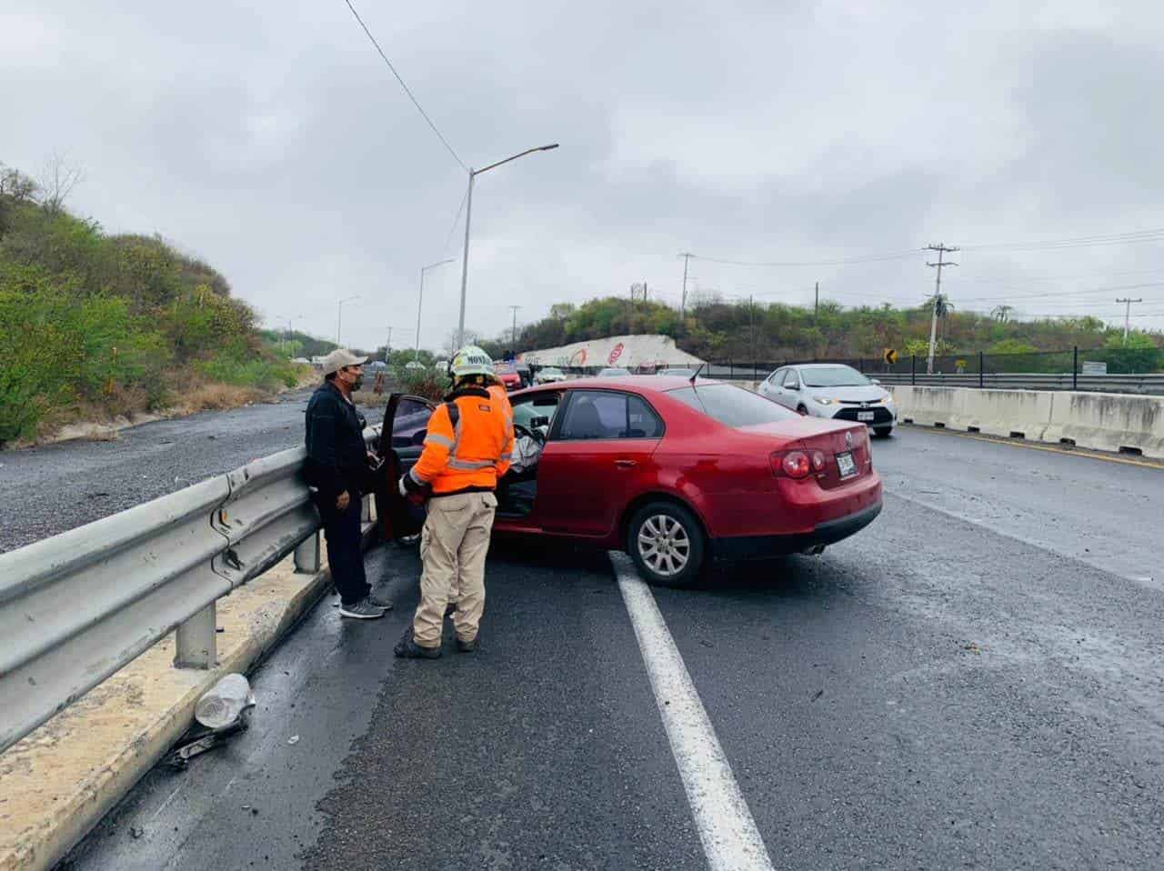 El pavimento mojado y el exceso de velocidad provocaron que perdiera el control del volante