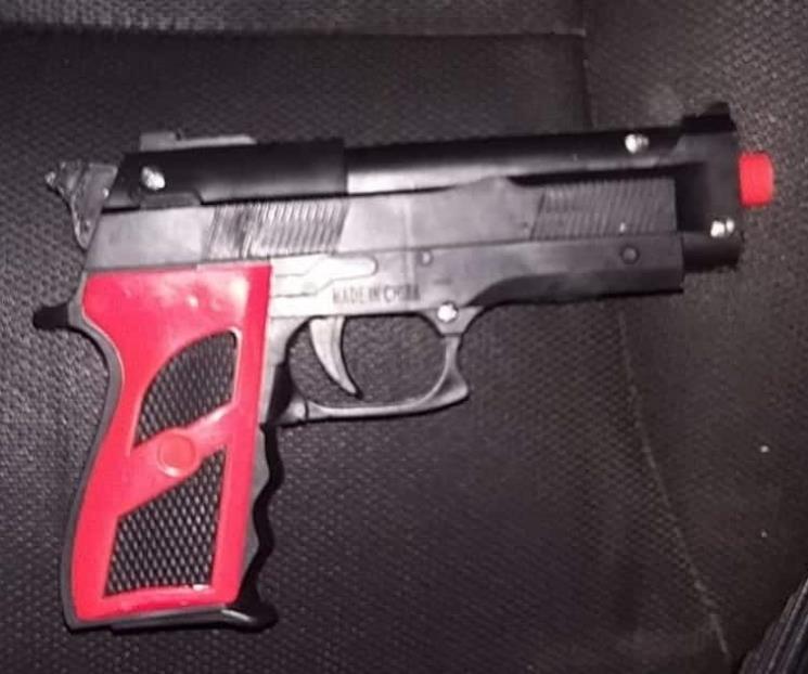 Capturan a dos por amenazas con arma falsa