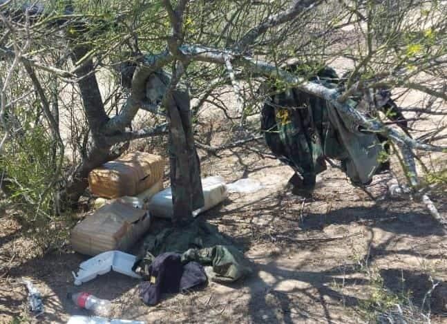 Encuentran droga e indumentaria de grupo criminal