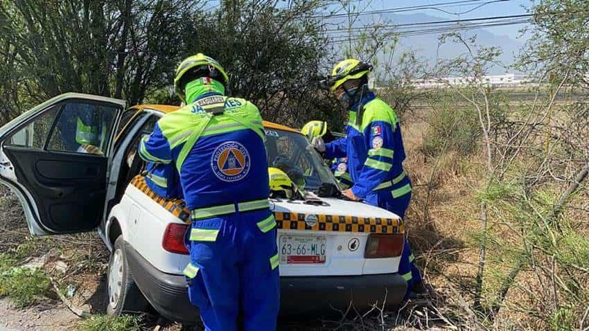 Estrella taxi en arbustos y hiere a pasajera