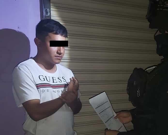 Arrestan a hombres con droga a bordo de motocicleta