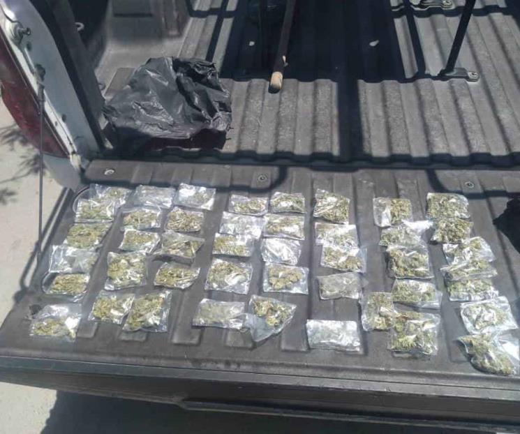 Huye de policías y lo detienen con droga