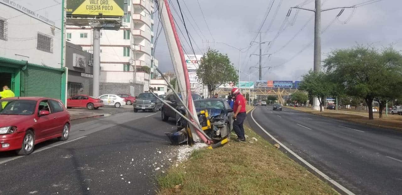 Resultan heridas al chocar con poste de la CFE