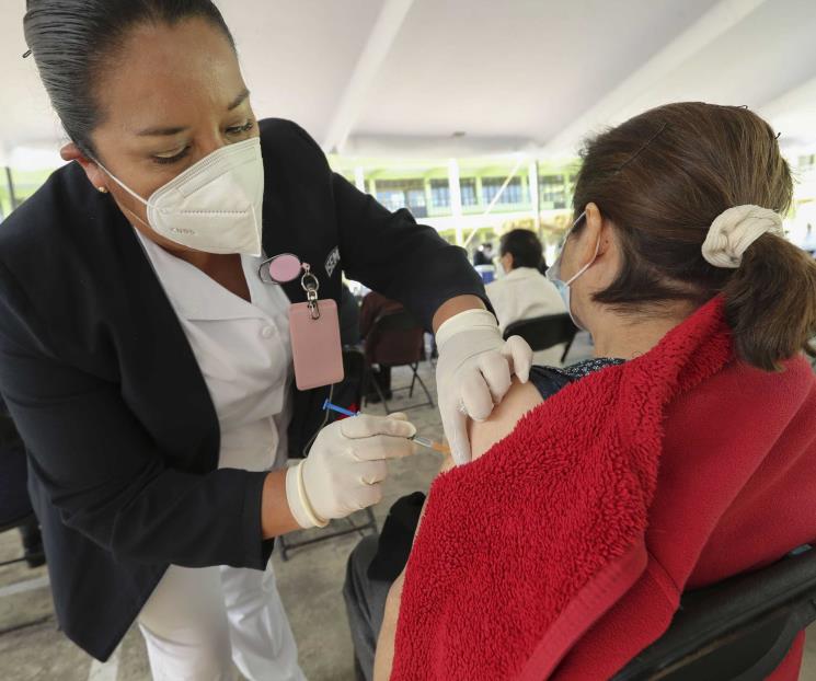 Prevé para mayo estén inmunizados adultos mayores y docentes