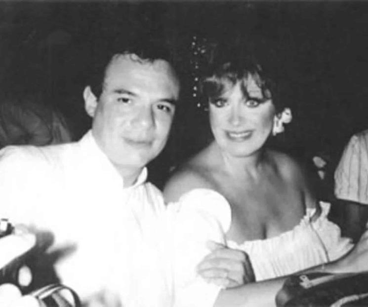 Anel presume fotos del día que se casó con José José