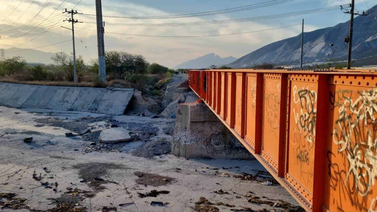 El cuerpo de un hombre calcinado, atado de las manos y con las piernas cercenadas, fue localizado bajo un puente cerca de las vías del ferrocarril, en Santa Catarina.