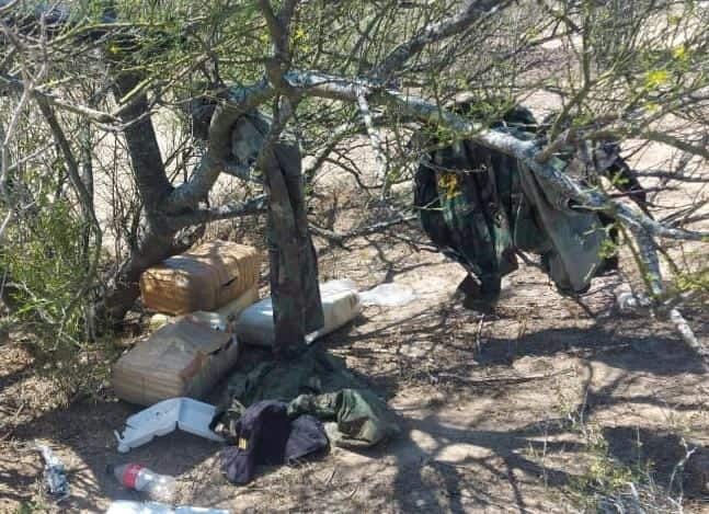 Aseguraron cuatro paquetes de droga y ropa del grupo delictivo, CDN-Z, en Doctor Coss