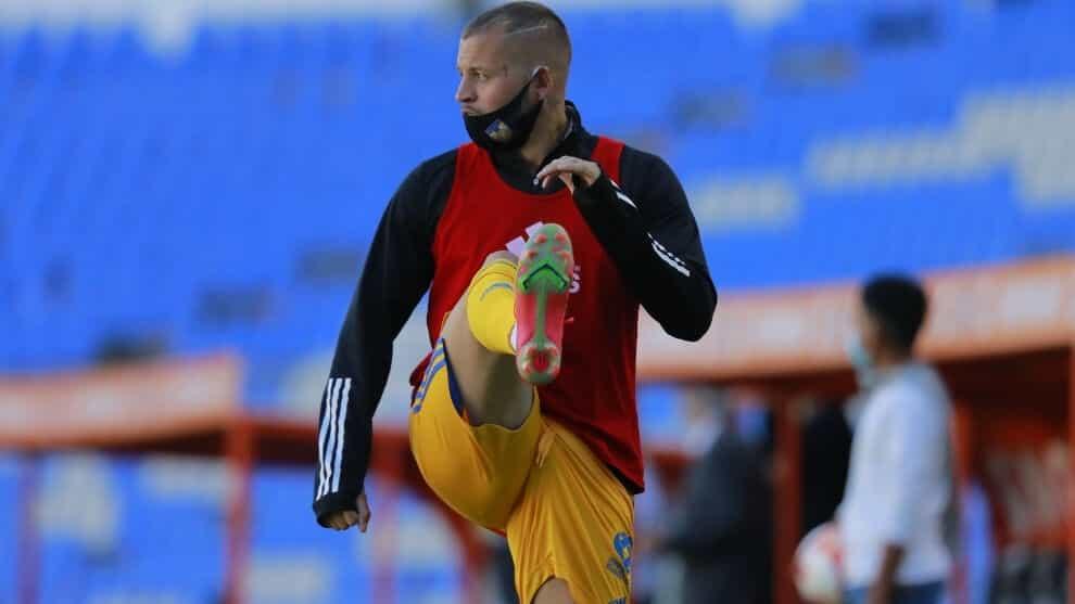 Molesta trato de Tuca a Nico; le buscarán otro club