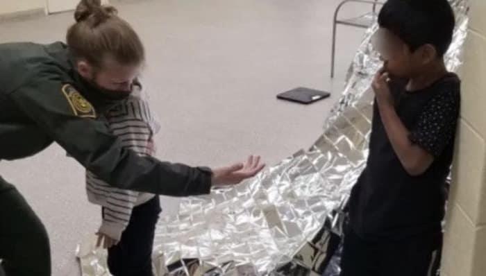 Abandonan a hermanitos en la frontera Abandonan a hermanitos en la frontera