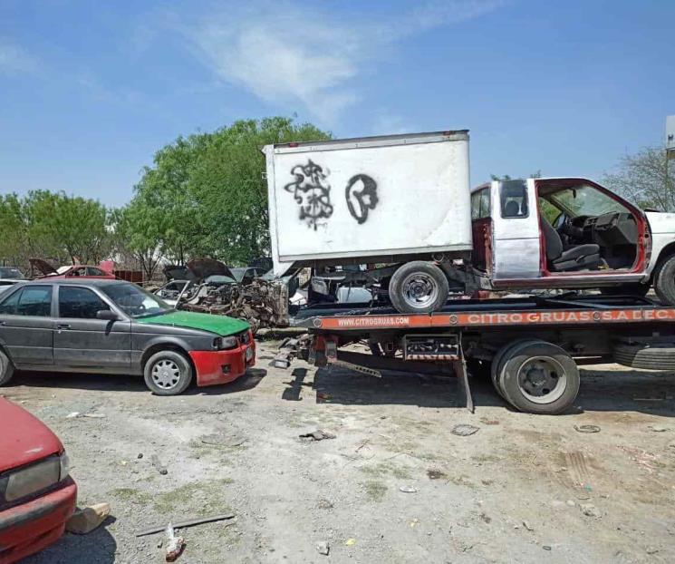 Arrestan a pareja en camioneta robada