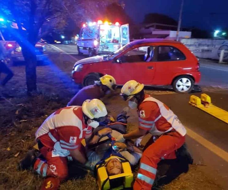 Resulta herido al volcar su auto en carretera