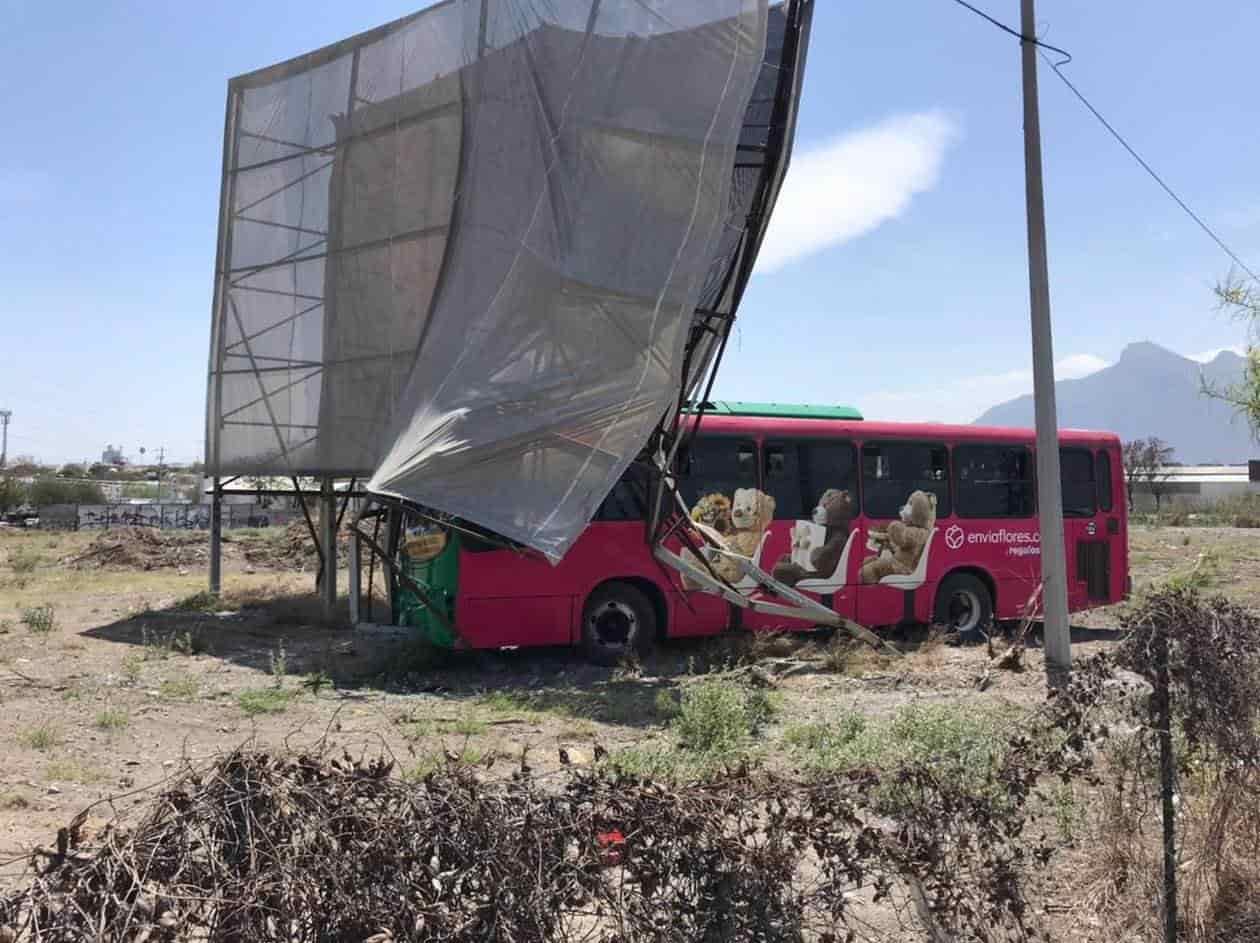 Terminó estrellándose contra un anuncio panorámico