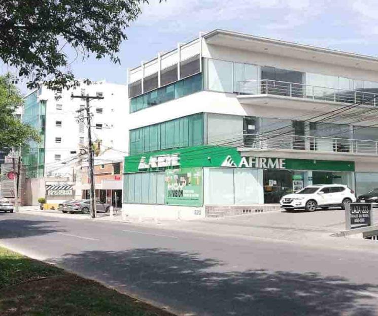 Asalta mujer un banco con recado