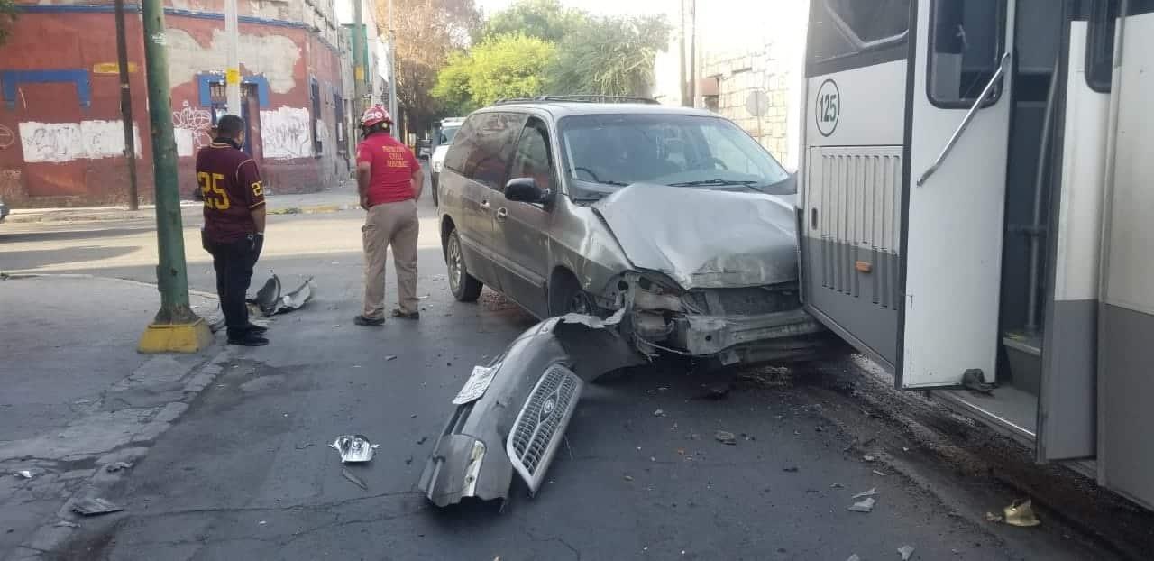 Chocan ruta urbana y auto en Centro de Mty