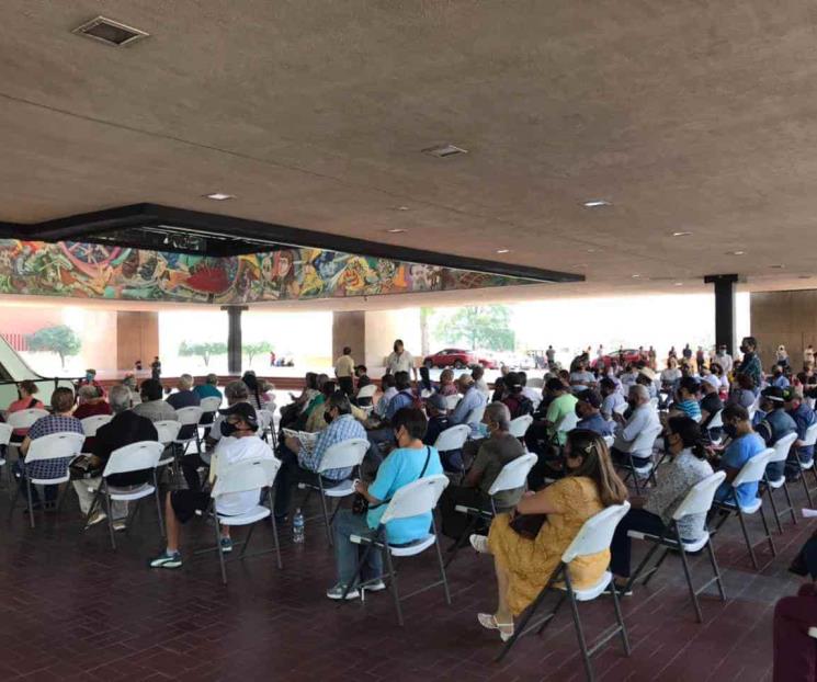 Regios hacen fila para registro de vacuna