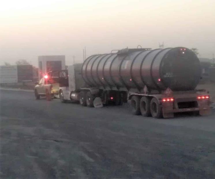 Aseguran tráiler con combustible robado a Pemex