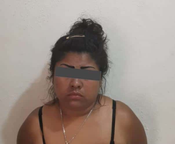 La pareja viajaba en un vehículo con reporte de robo y salieron de un negocio de auto partes donde había otras tres unidades robadas