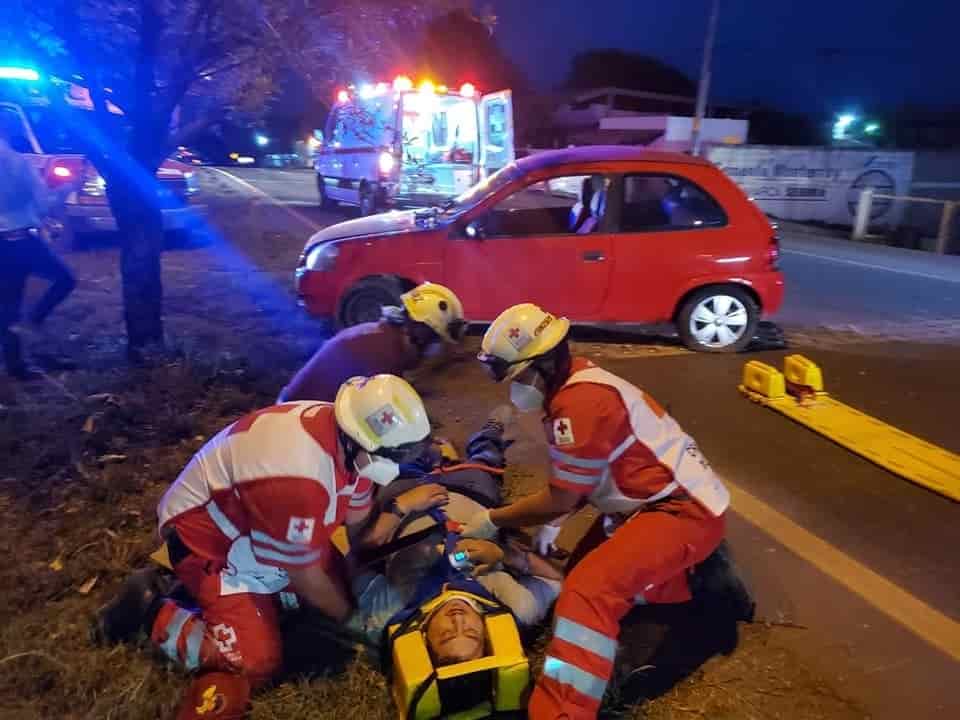 Terminó con golpes en todo el cuerpo, después de volcar su automóvil