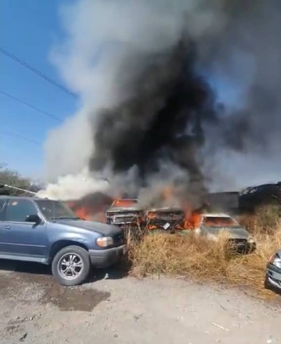 Se reportó el incendio de un corralón de la empresa Garajes y Talleres