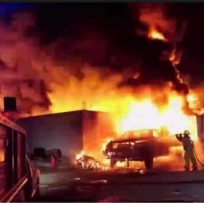 Cuatro vehículos terminaron destruidos al registrarse un incendio masivo