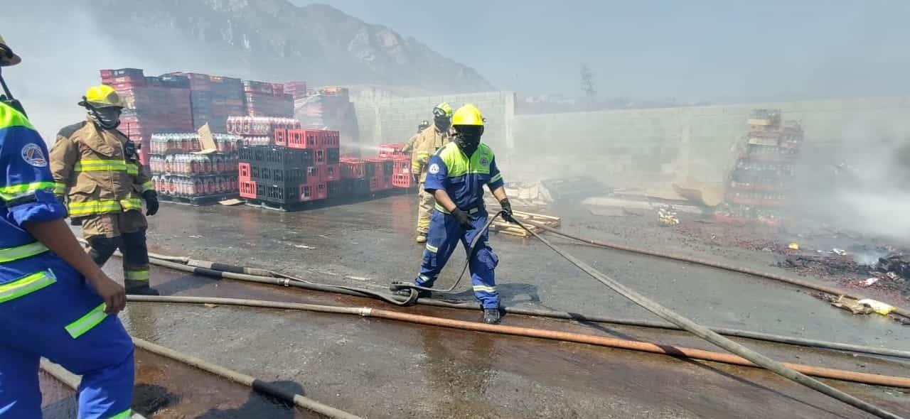 Evacuan a 65 trabajadores por incendio
