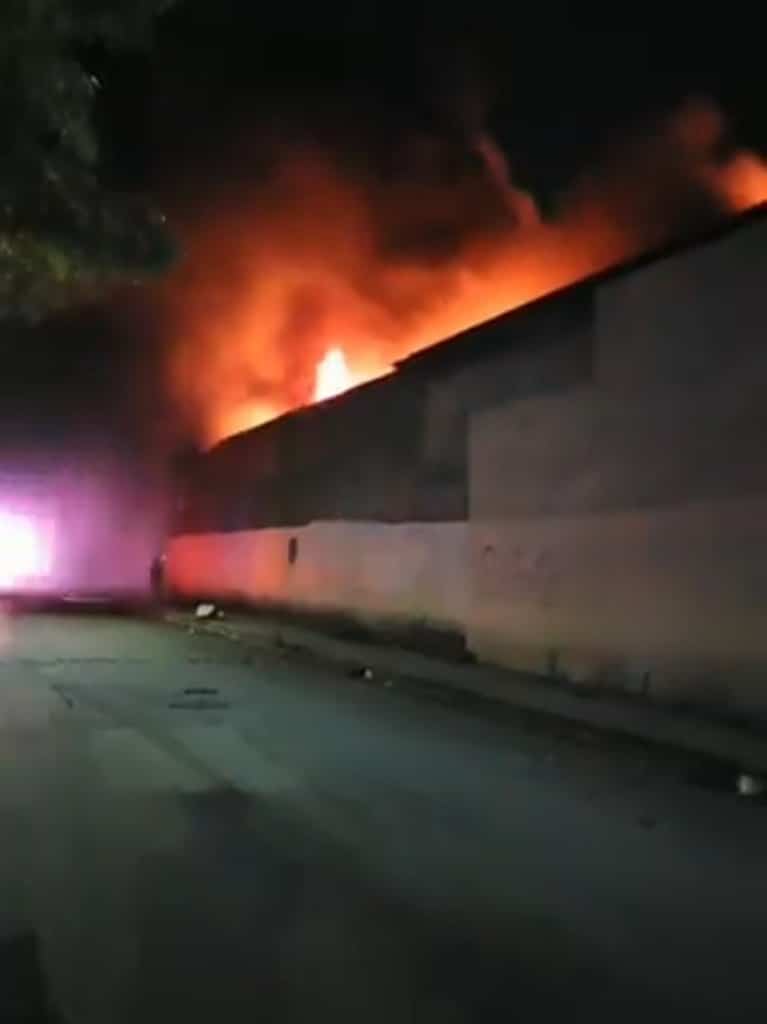 El incendio se reportó en una bodega ubicada en la colonia Miguel Alemán
