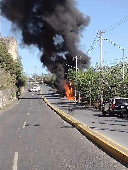 Estuvieron a punto de resultar lesionados, al incendiarse la camioneta en que laboraban