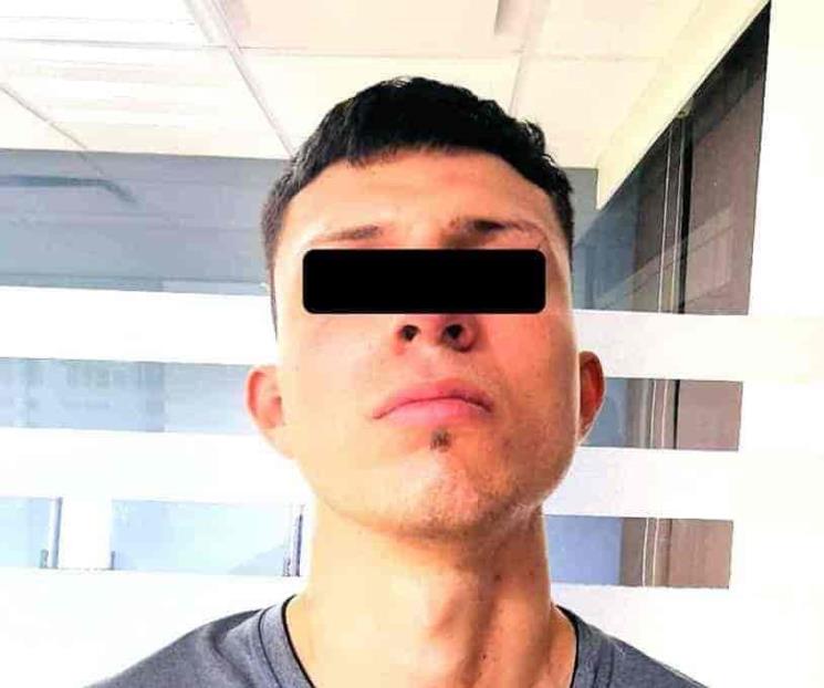 Caen tres con arma y máscaras