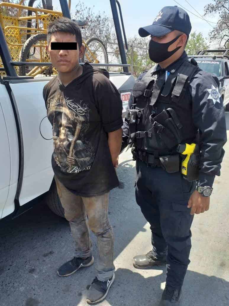 Los arrestan antes de poder huir en un triciclo con chatarra que robaron de los vagones del tren