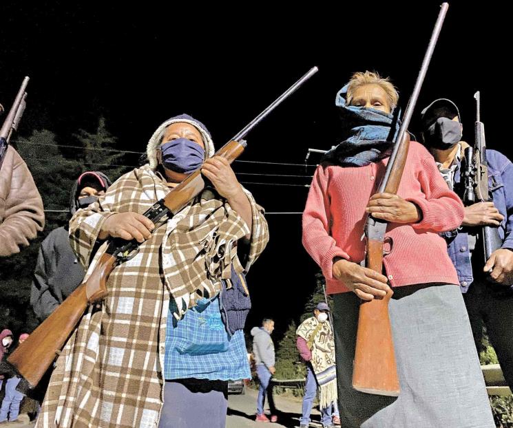 Enfrentan autodefensas a mafia del aguacate Enfrentan autodefensas a mafia del aguacate